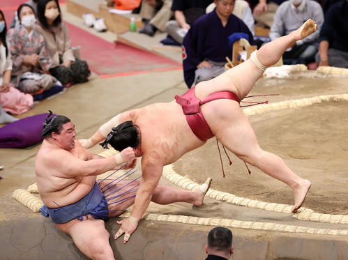 正代（左）を押し倒しで破る大栄翔（撮影・鈴木正人）