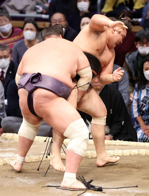 霧馬山（右）を小股すくいで破る照ノ富士（撮影・鈴木正人）
