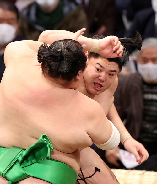 千代丸（手前）を激しく攻める阿炎（撮影・鈴木正人）