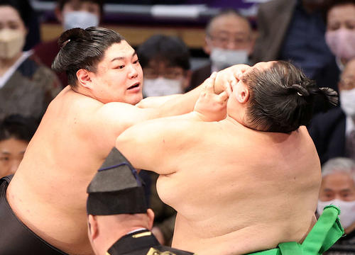 千代丸（右）を激しく攻める阿炎（撮影・鈴木正人）