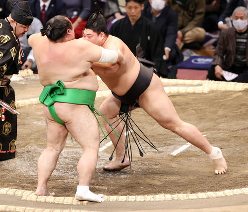 千代丸（左）を押し出しで破る阿炎（撮影・鈴木正人）