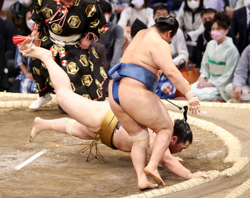 輝（後方）をはたき込みで破る千代の国（撮影・鈴木正人）