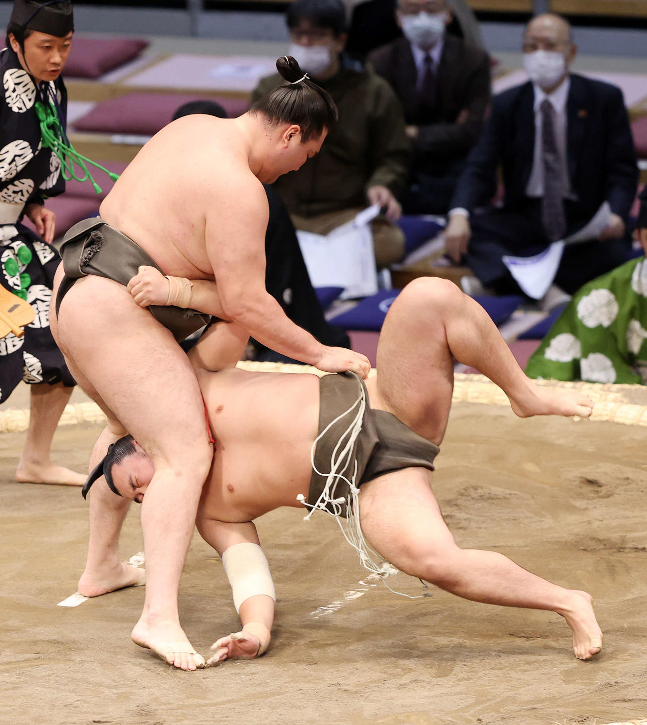 漣（右）を上手投げで破る竜電（撮影・鈴木正人）