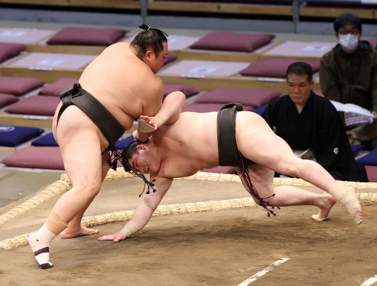 大和湖（右）をはたき込みで破る友風（撮影・鈴木正人）