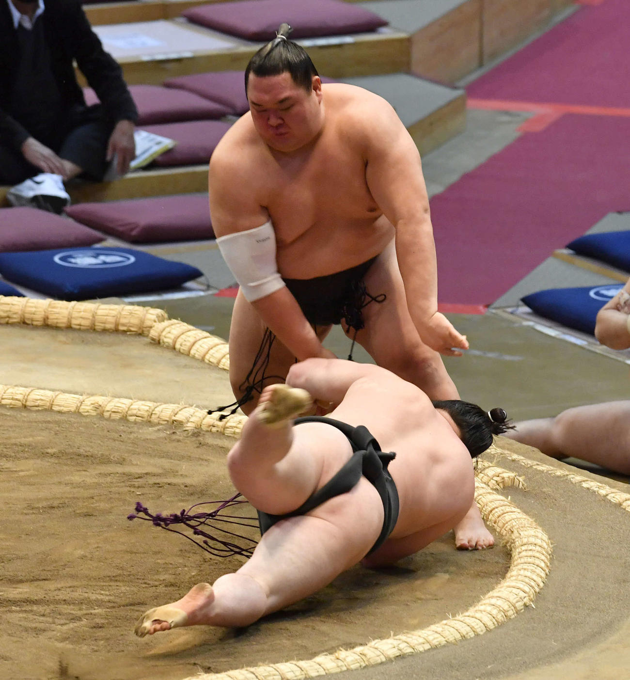 友風は大和湖（下）をはたき込みで破る（撮影・岩下翔太）