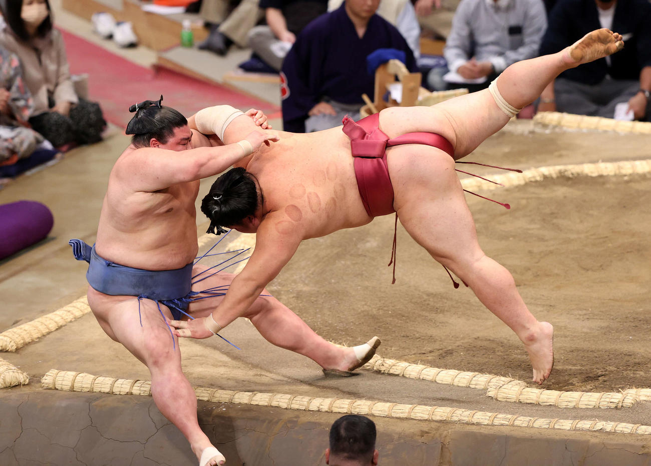 正代（左）を押し倒しで破る大栄翔（撮影・鈴木正人）