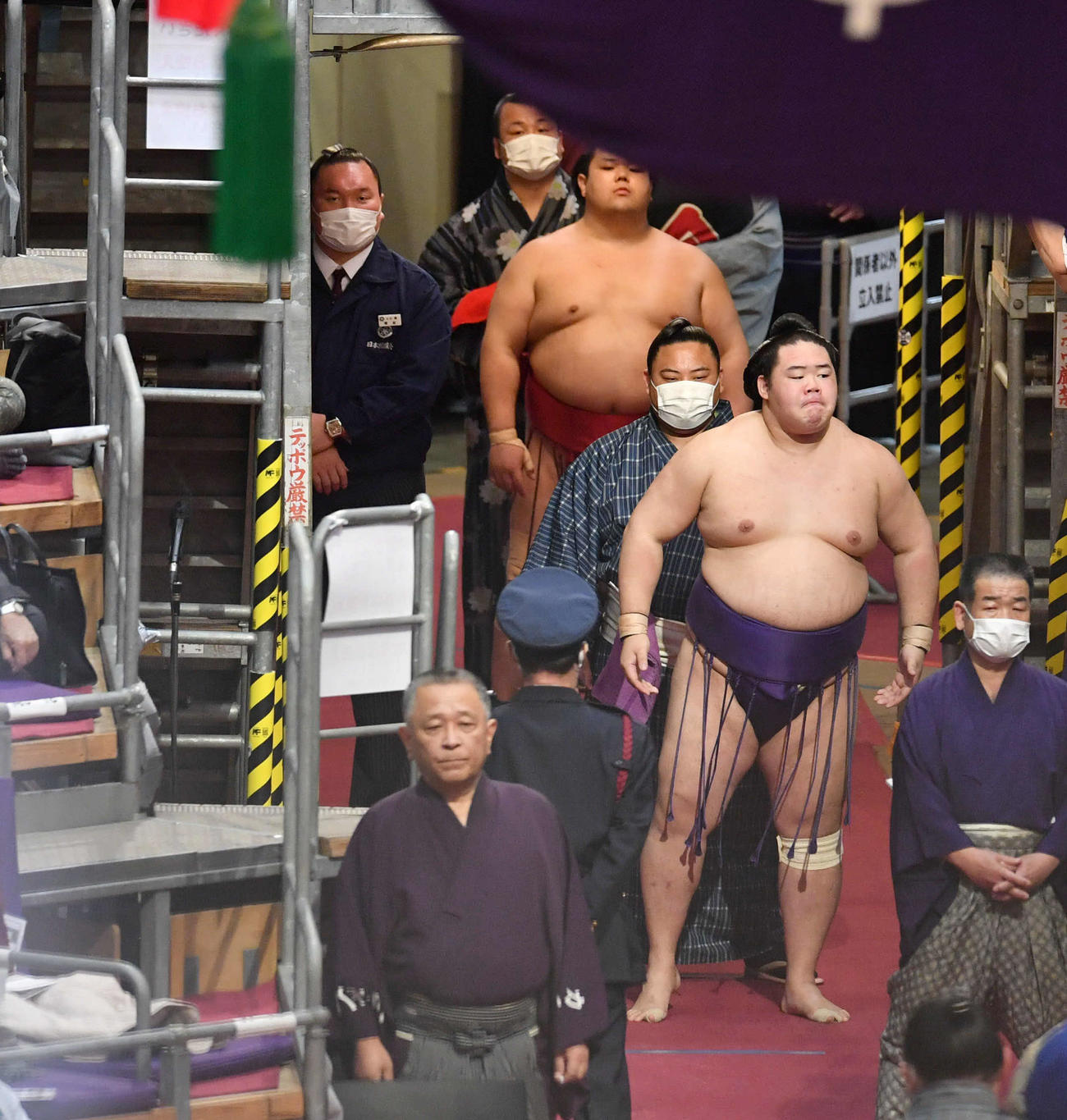 花道の警備をする元横綱白鵬の間垣親方（左）