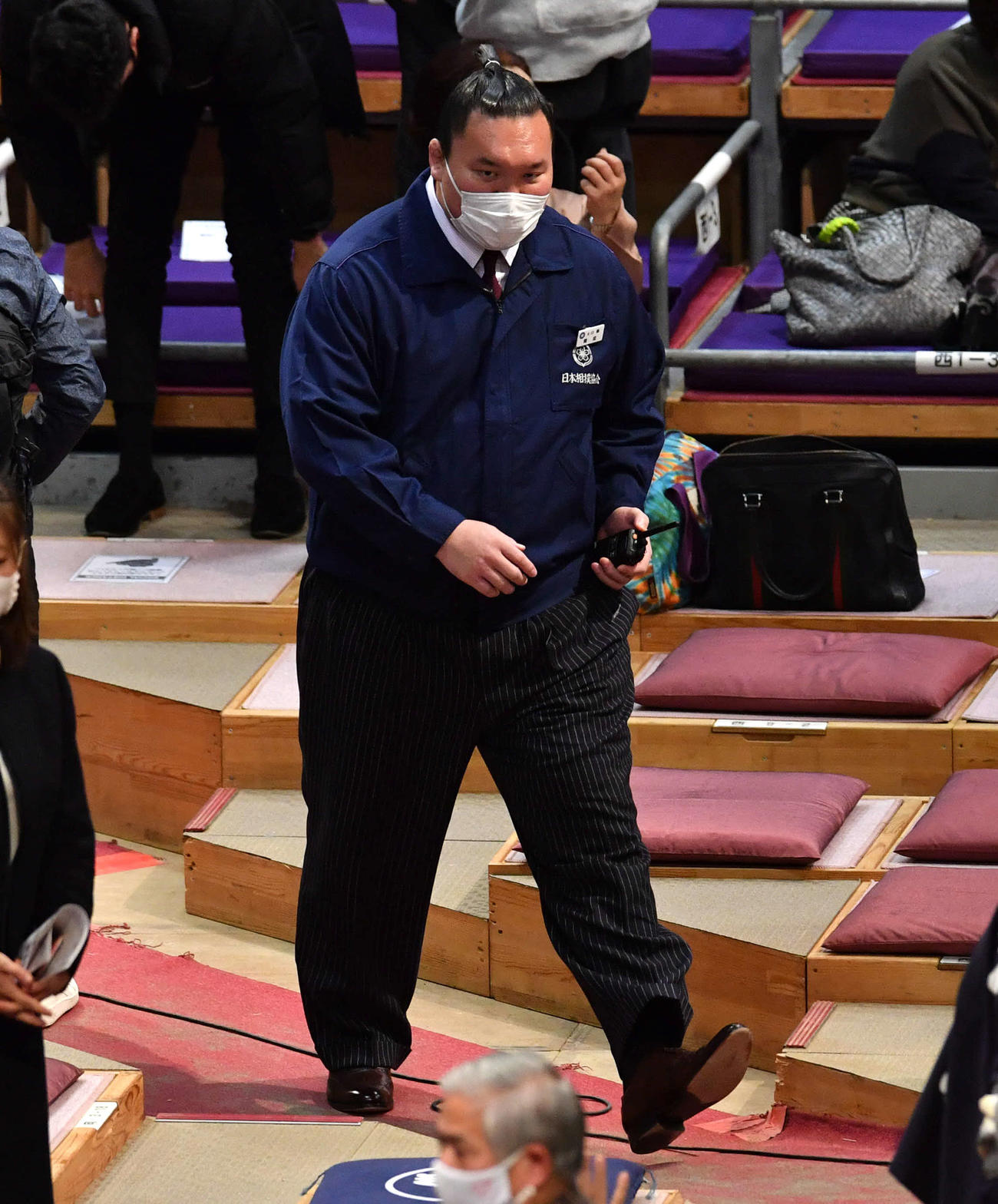 打ち出し後、移動する元横綱白鵬の間垣親方（撮影・岩下翔太）