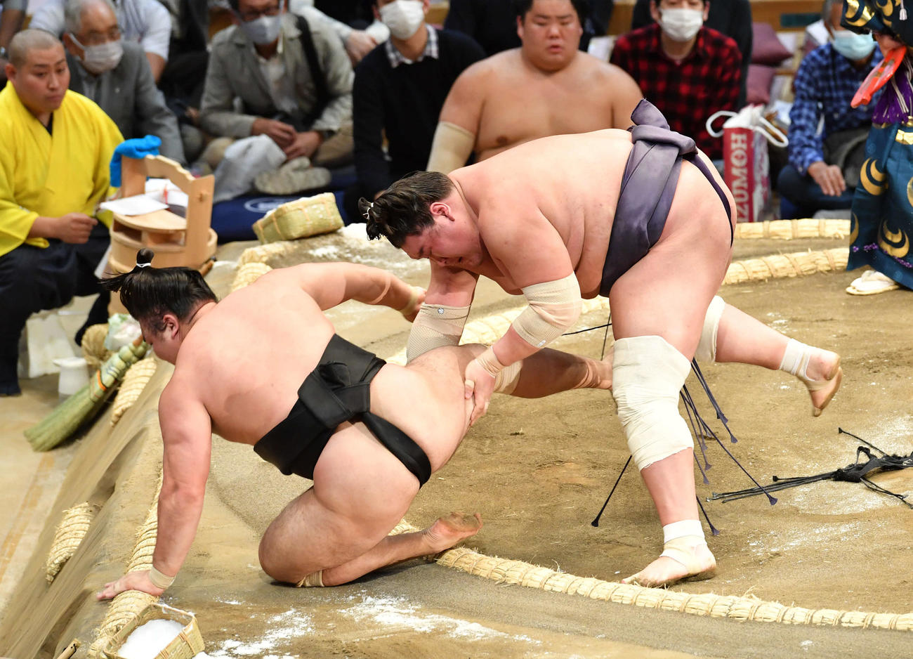 霧馬山（左）を小股すくいで破る照ノ富士（撮影・岩下翔太）
