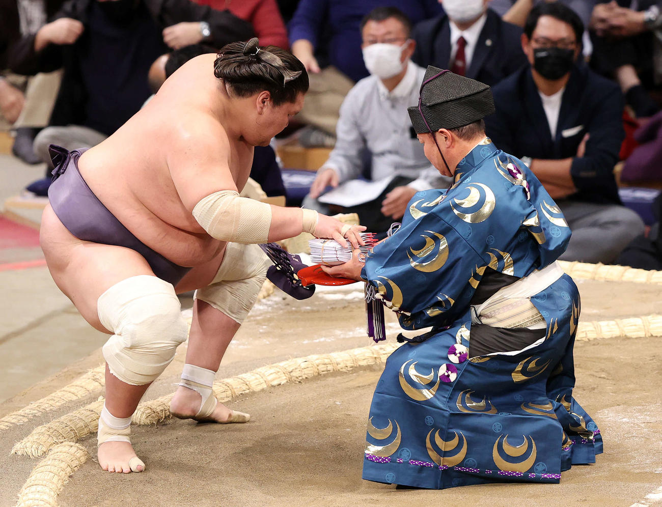 懸賞金の束を受け取る照ノ富士（撮影・鈴木正人）