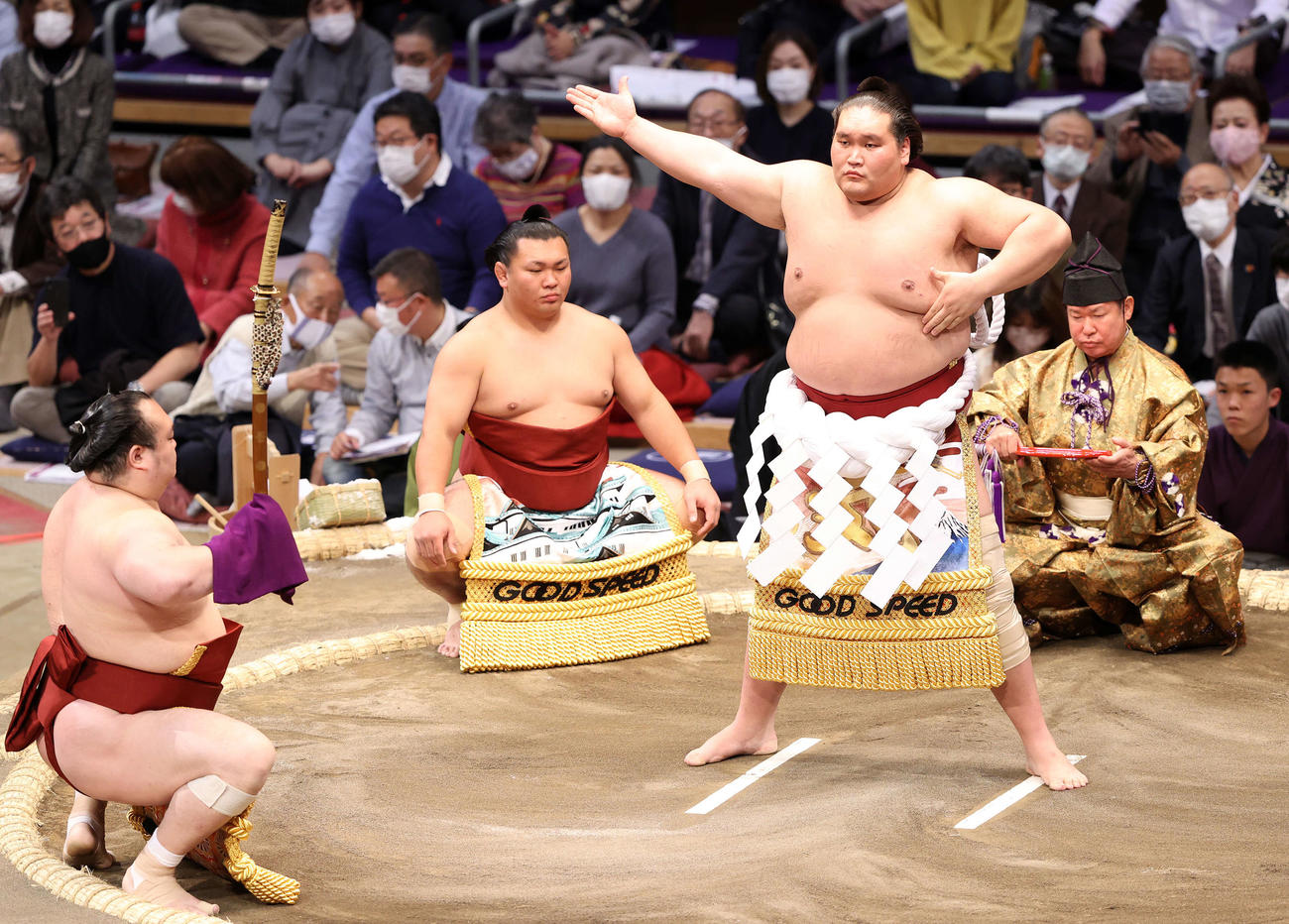 土俵入りする照ノ富士。露払いは照強、太刀持ちは宝富士、行司は式守伊之助（撮影・鈴木正人）