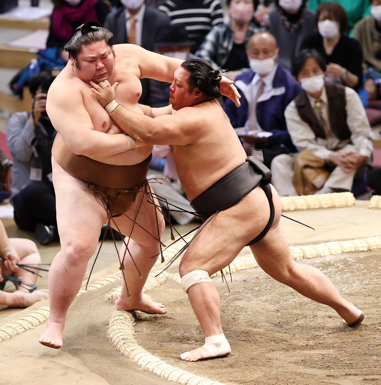 剣翔（左）を押し出しで破る松鳳山（撮影・鈴木正人）