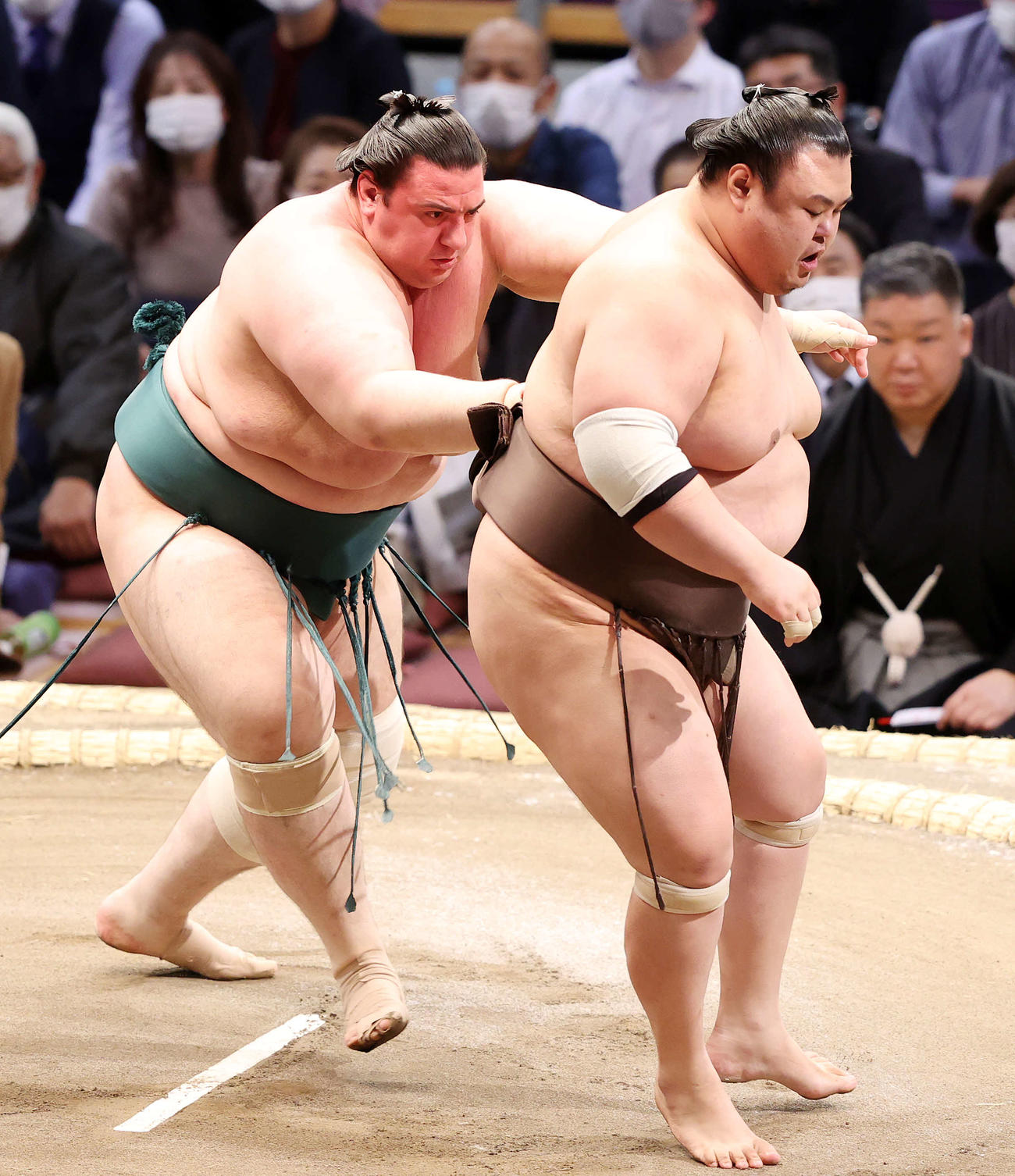 英乃海（右）を送り出しで破る碧山（撮影・鈴木正人）