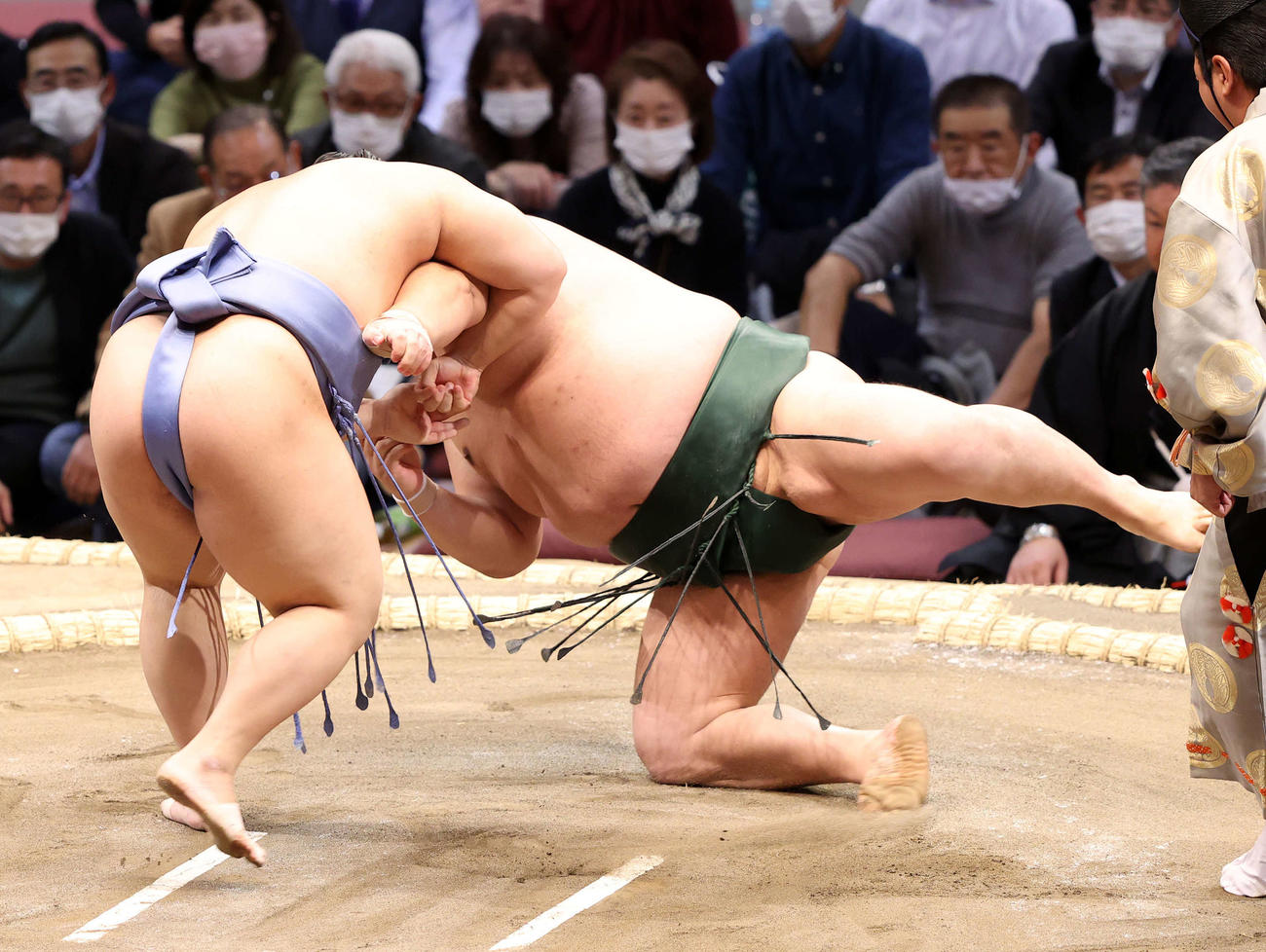 千代大龍（右）を小手投げで破る翔猿（撮影・鈴木正人）