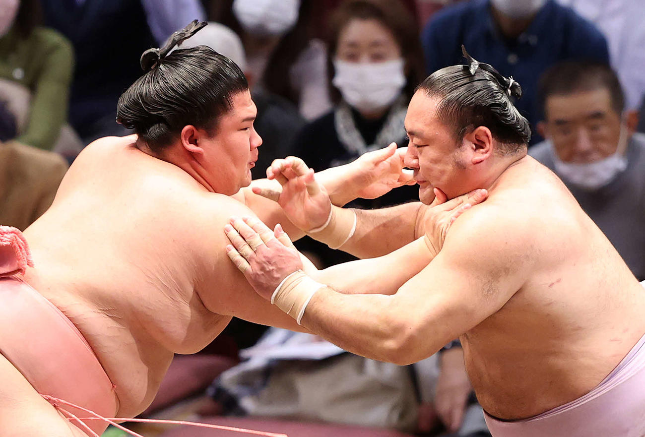 琴恵光（右）を攻める宇良（撮影・鈴木正人）