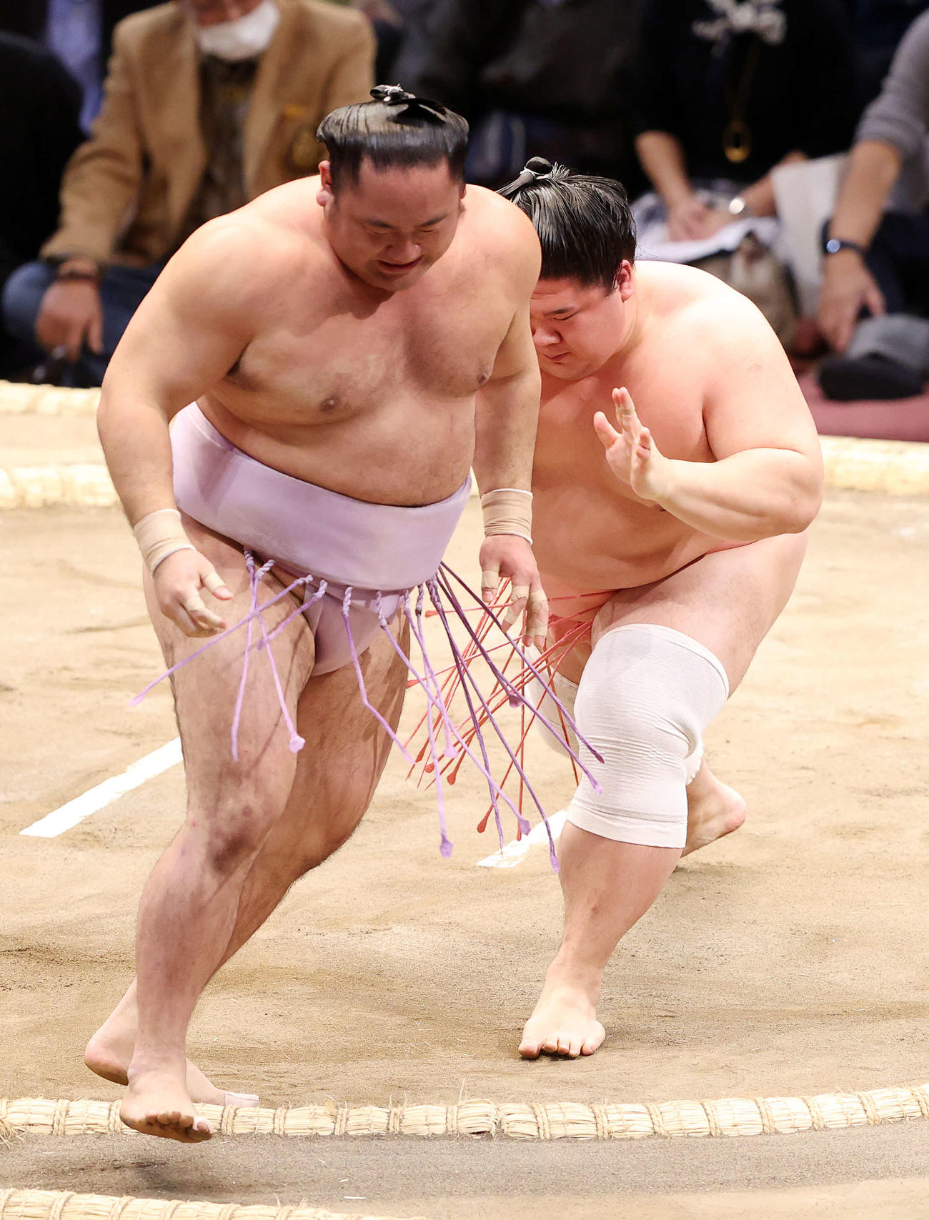 琴恵光（左）を押し出しで破る宇良（撮影・鈴木正人）