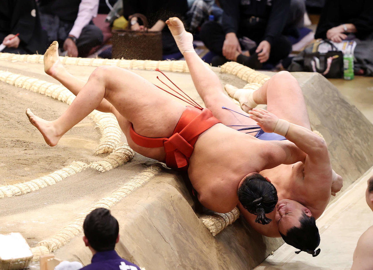 豊昇龍（手前）を寄り倒しで破る玉鷲（撮影・鈴木正人）