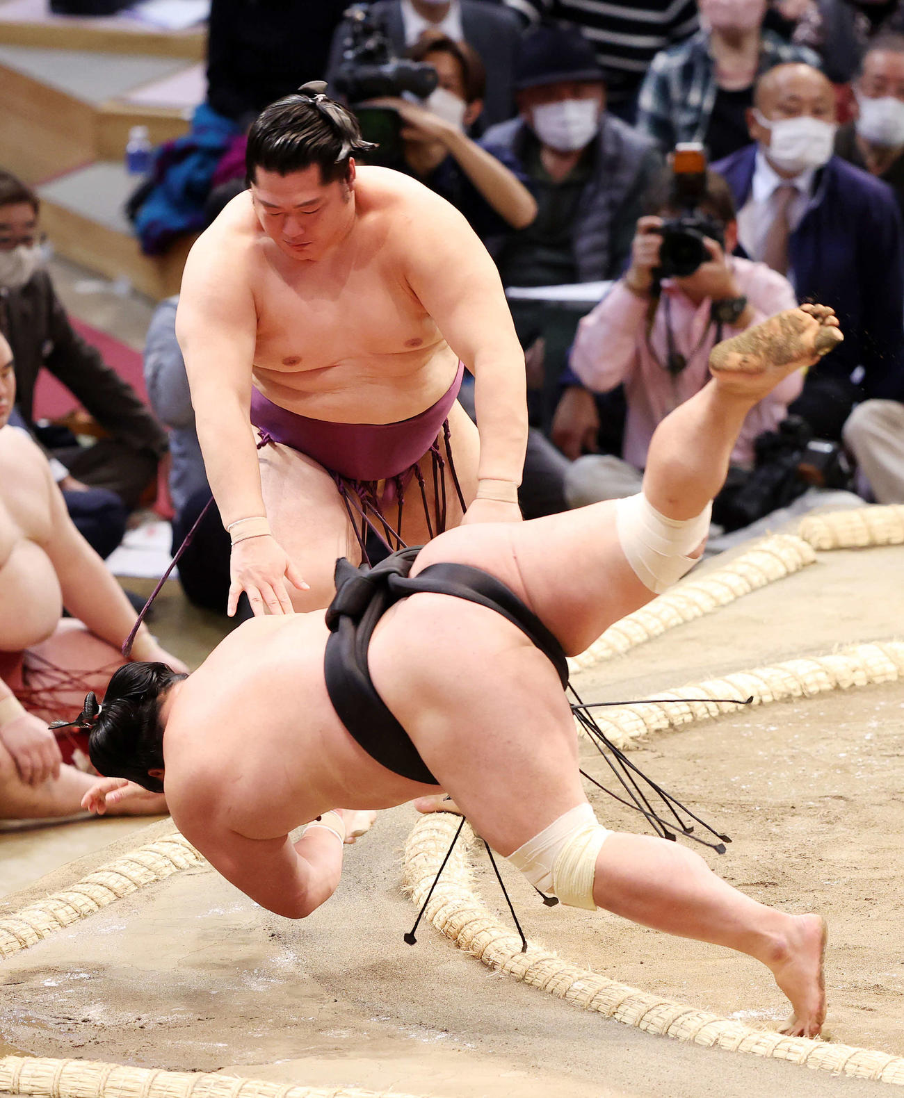 妙義龍（手前）を突き落としで破る遠藤（撮影・鈴木正人）
