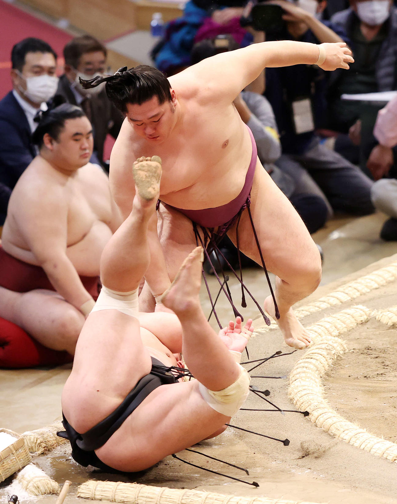妙義龍（手前）を突き落としで破る遠藤（撮影・鈴木正人）