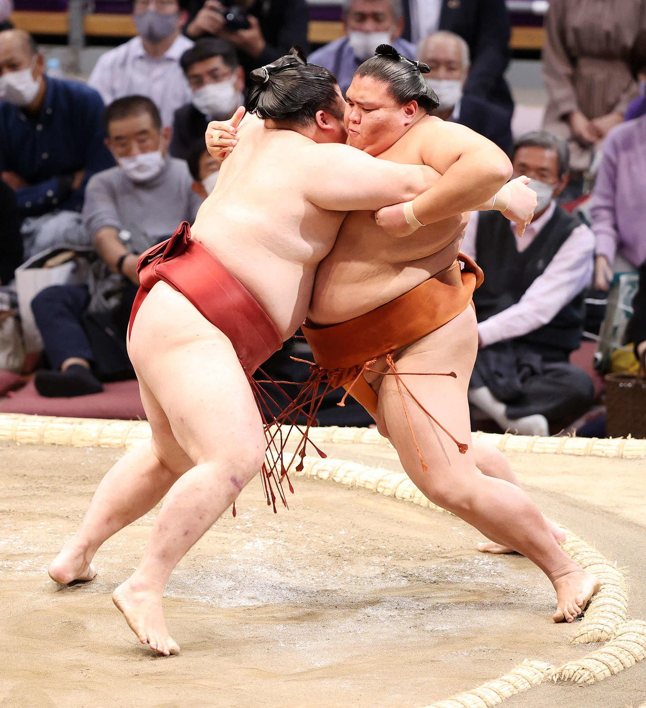 隆の勝（左）の攻めを耐える御嶽海（撮影・鈴木正人）