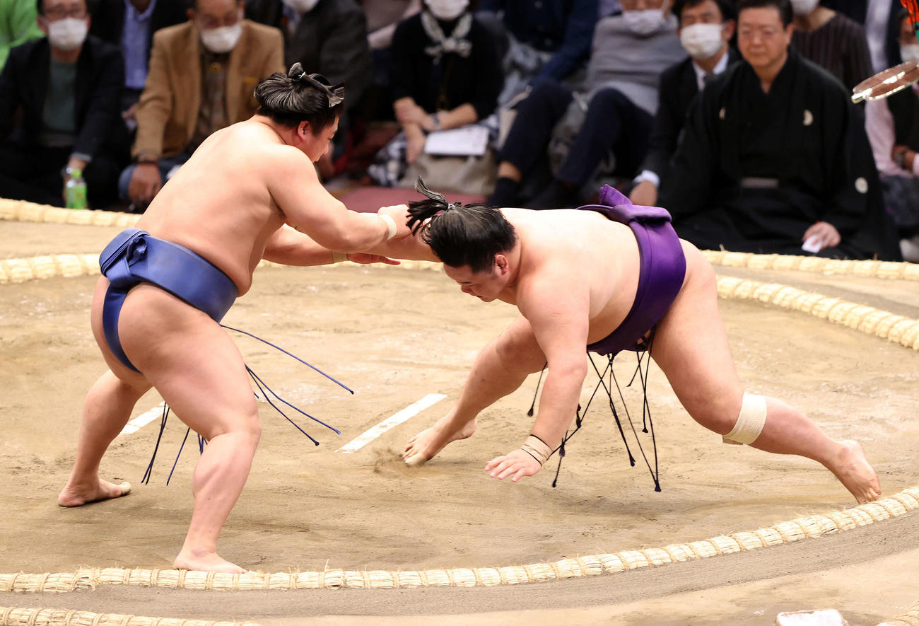 明生（左）をはたき込みで破る若隆景（撮影・鈴木正人）