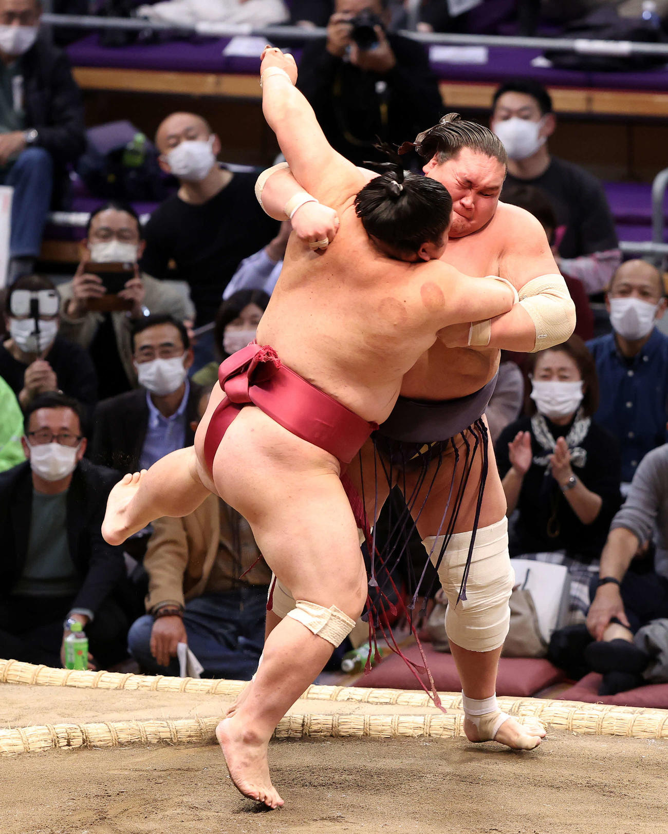 大栄翔（手前）をすくい投げで破る照ノ富士（撮影・鈴木正人）
