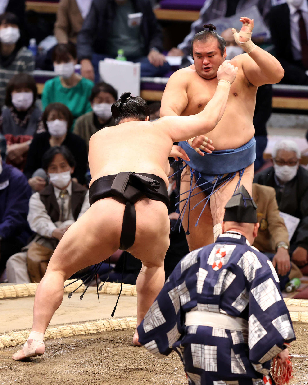 千代の国（右）を突き出しで破る阿炎（撮影・鈴木正人）