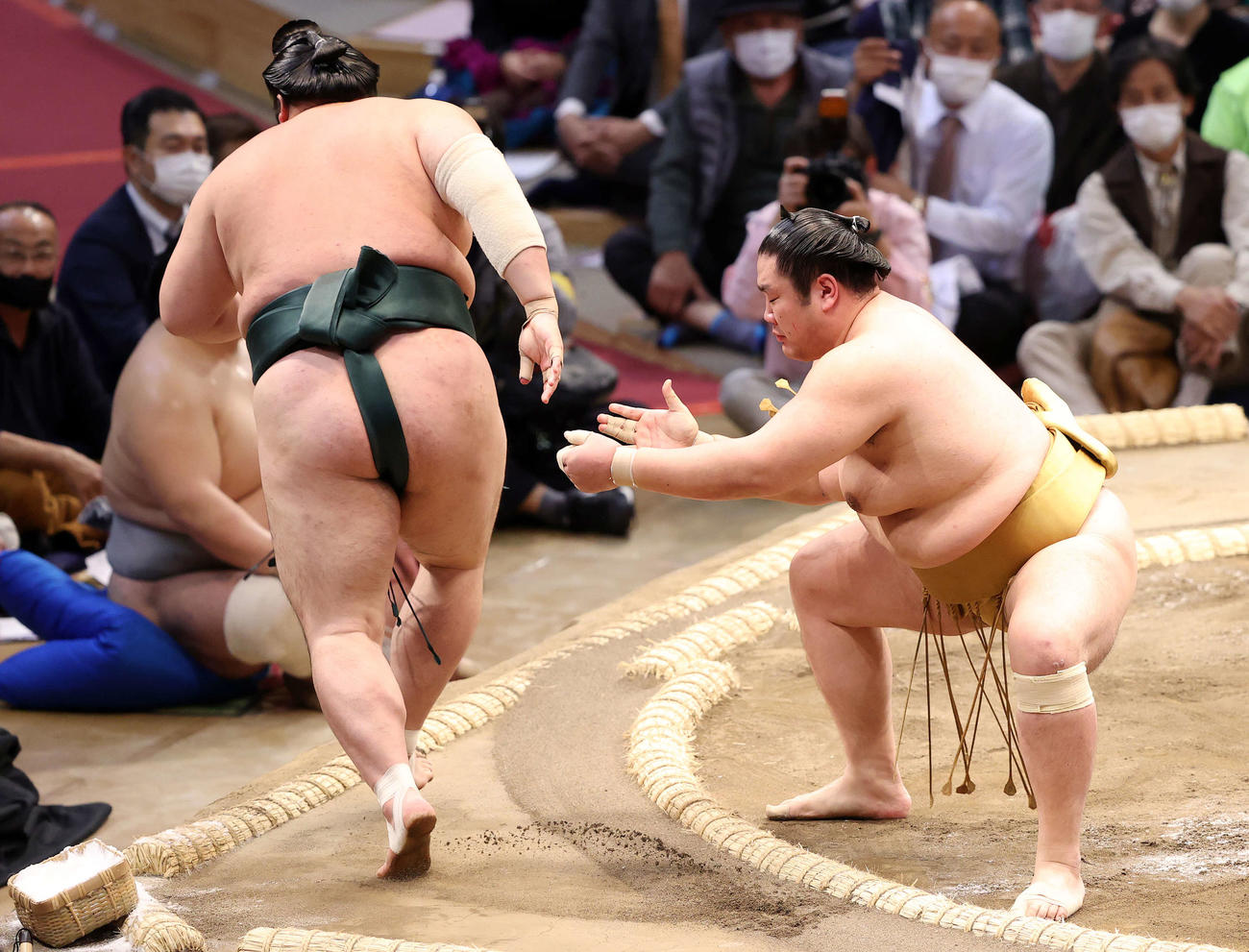豊山（左）を寄り切りで破る輝（撮影・鈴木正人）