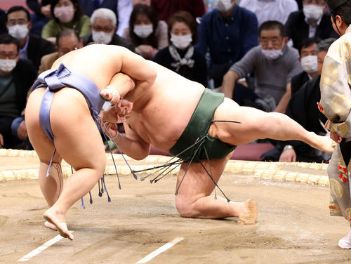 千代大龍（右）を小手投げで破る翔猿（撮影・鈴木正人）