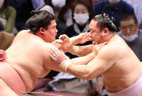 琴恵光（右）を攻める宇良（撮影・鈴木正人）