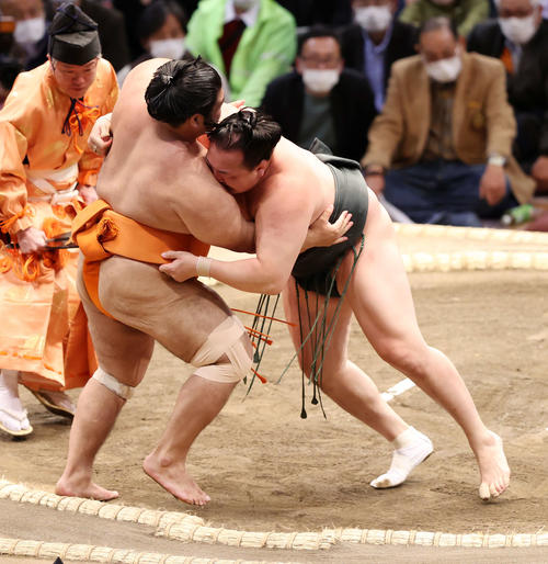 志摩ノ海（左）を寄り切りで破る千代翔馬（撮影・鈴木正人）