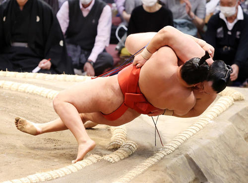 豊昇龍（手前）を寄り倒しで破る玉鷲（撮影・鈴木正人）