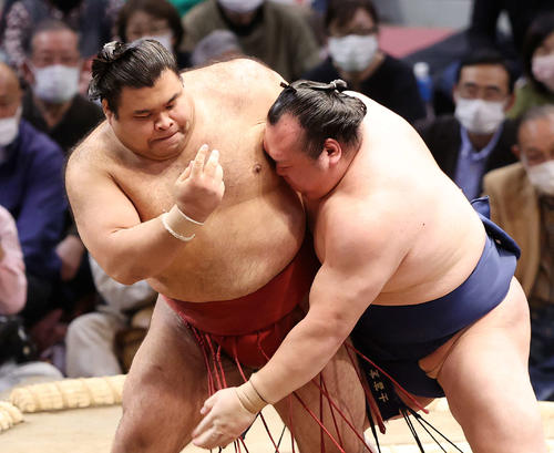 宝富士（右）の攻めを耐える高安（撮影・鈴木正人）