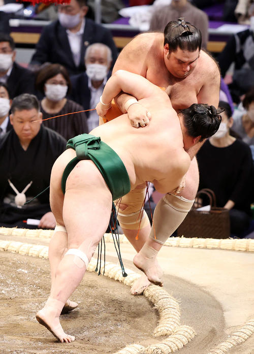 魁聖（後方）を寄り切りで破る佐田の海（撮影・鈴木正人）