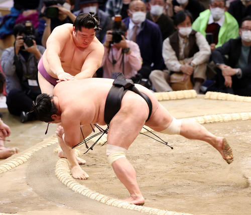 妙義龍（手前）を突き落としで破る遠藤（撮影・鈴木正人）