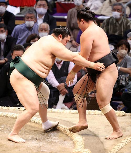 霧馬山（右）を寄り切りで破る隠岐の海（撮影・鈴木正人）