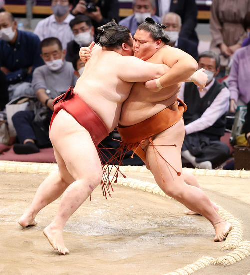 隆の勝（左）の攻めを耐える御嶽海（撮影・鈴木正人）