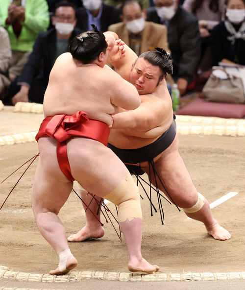 阿武咲（左）を突き出しで破る貴景勝（撮影・鈴木正人）