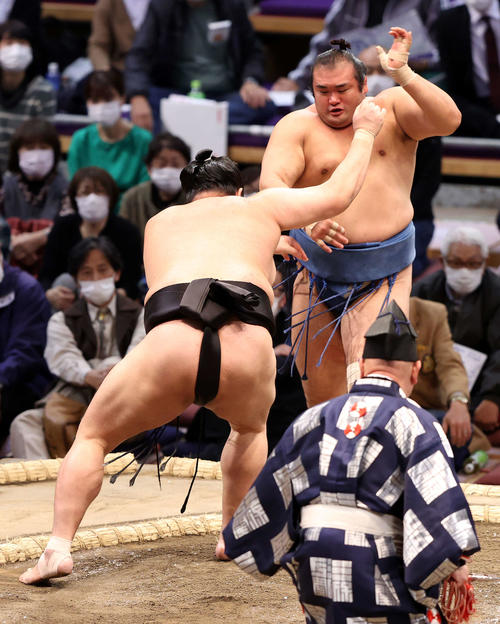 千代の国（右）を突き出しで破る阿炎（撮影・鈴木正人）