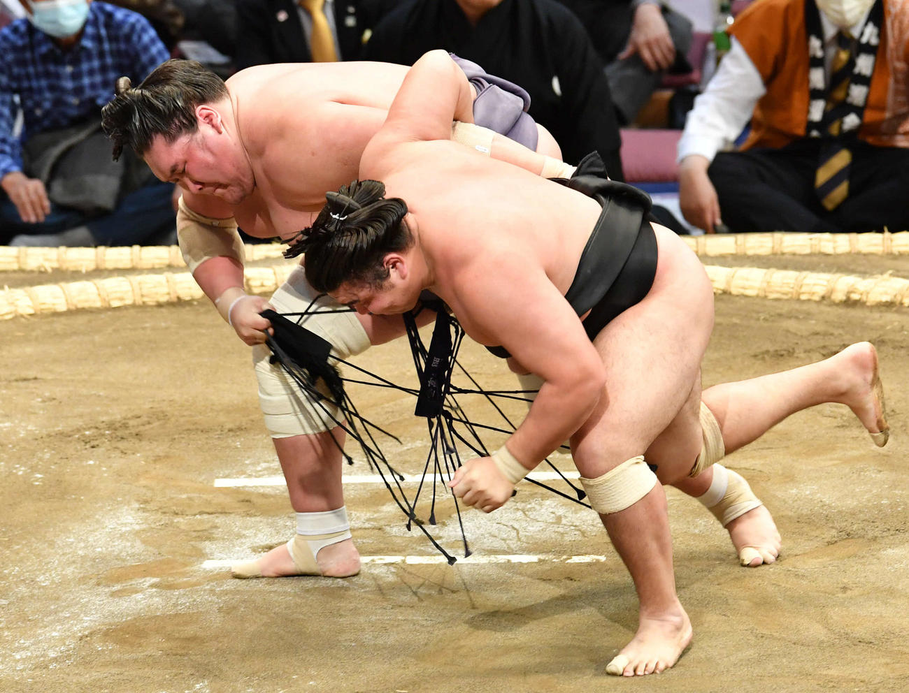 左下手からの投げで霧馬山の体勢を崩す照ノ富士（撮影・岩下翔太）