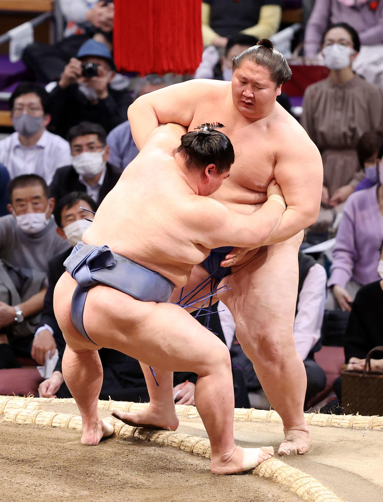 逸ノ城（右）を寄り切りで破る正代（撮影・鈴木正人）