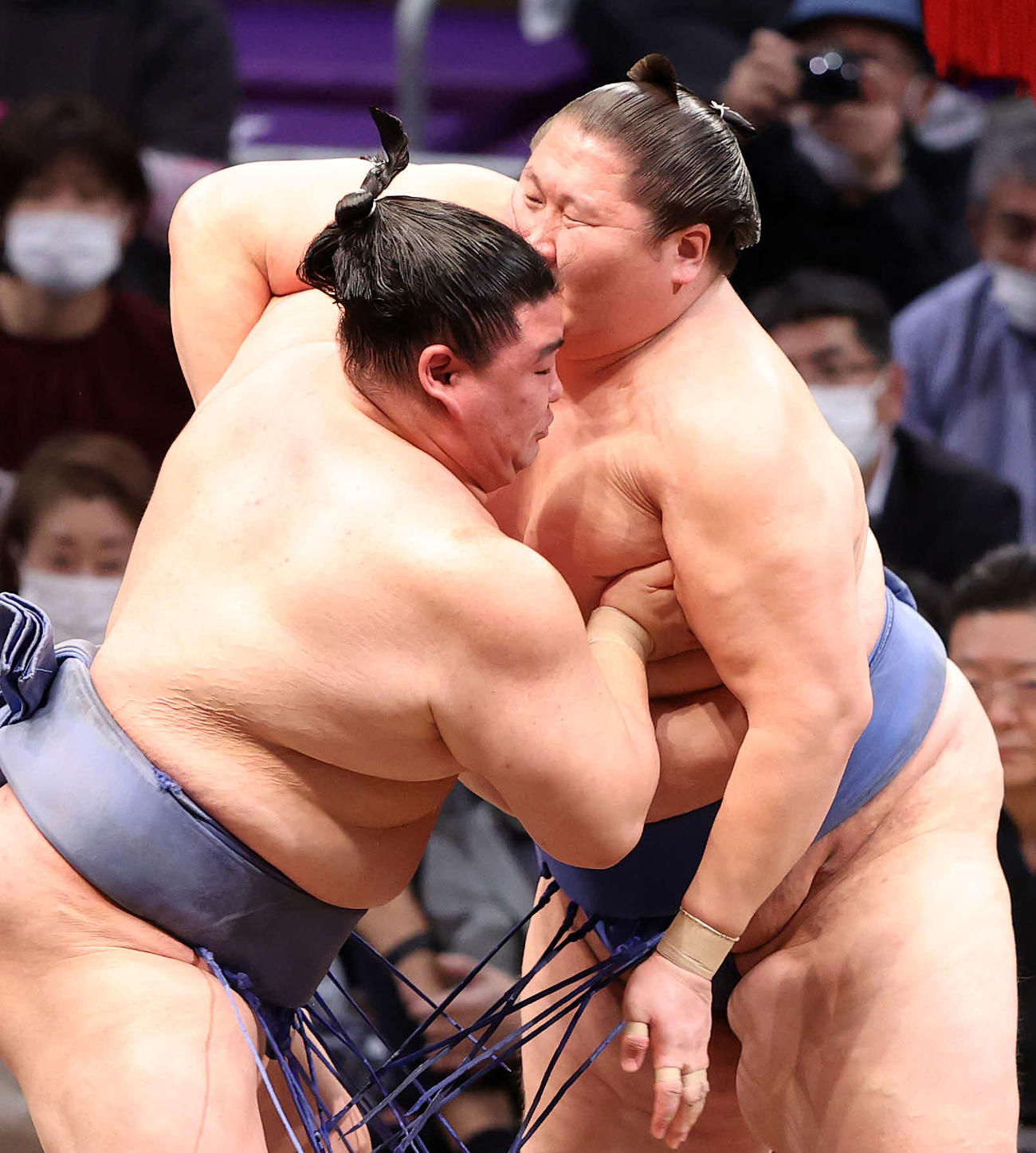 逸ノ城（右）を攻める正代（撮影・鈴木正人）