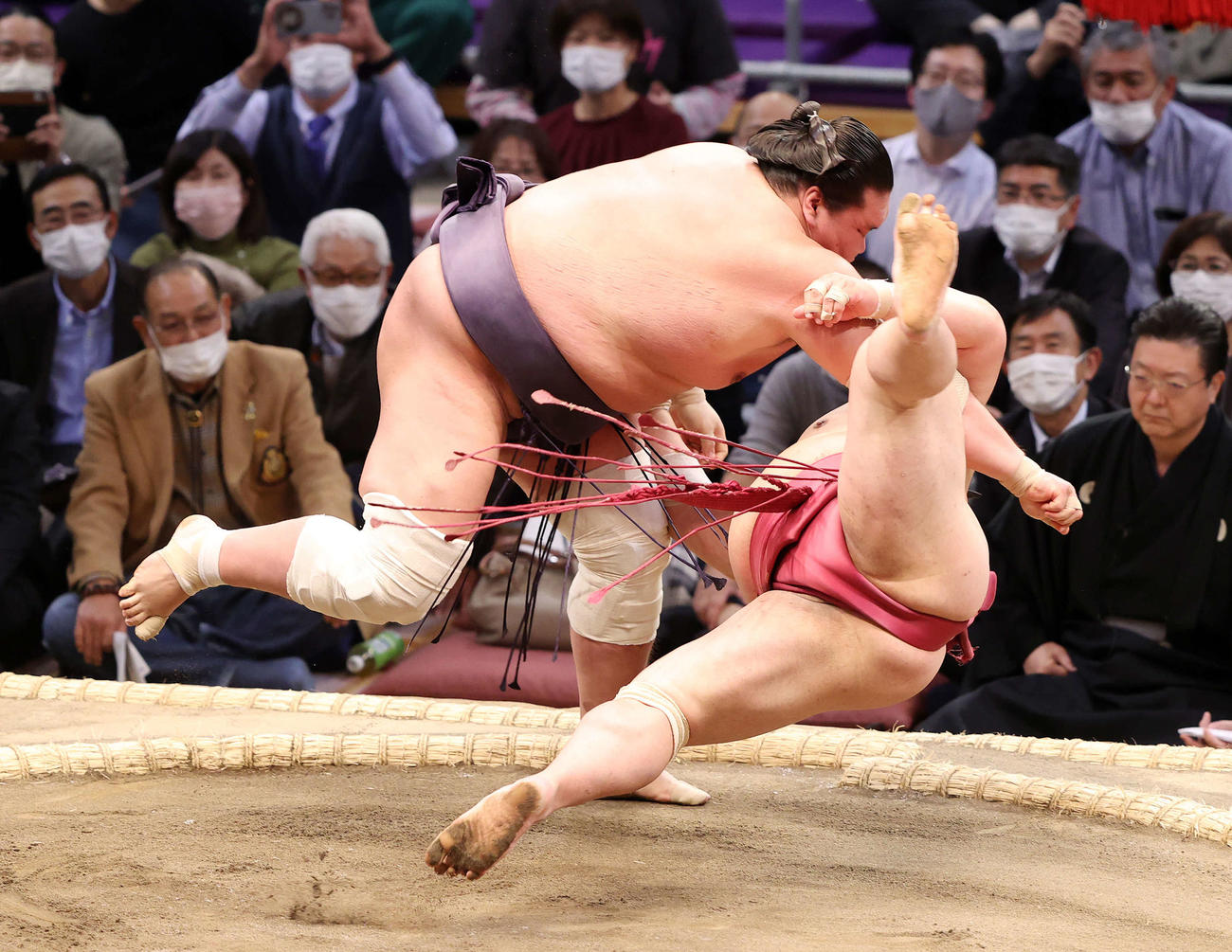 大栄翔（右）をすくい投げで破る照ノ富士（撮影・鈴木正人）