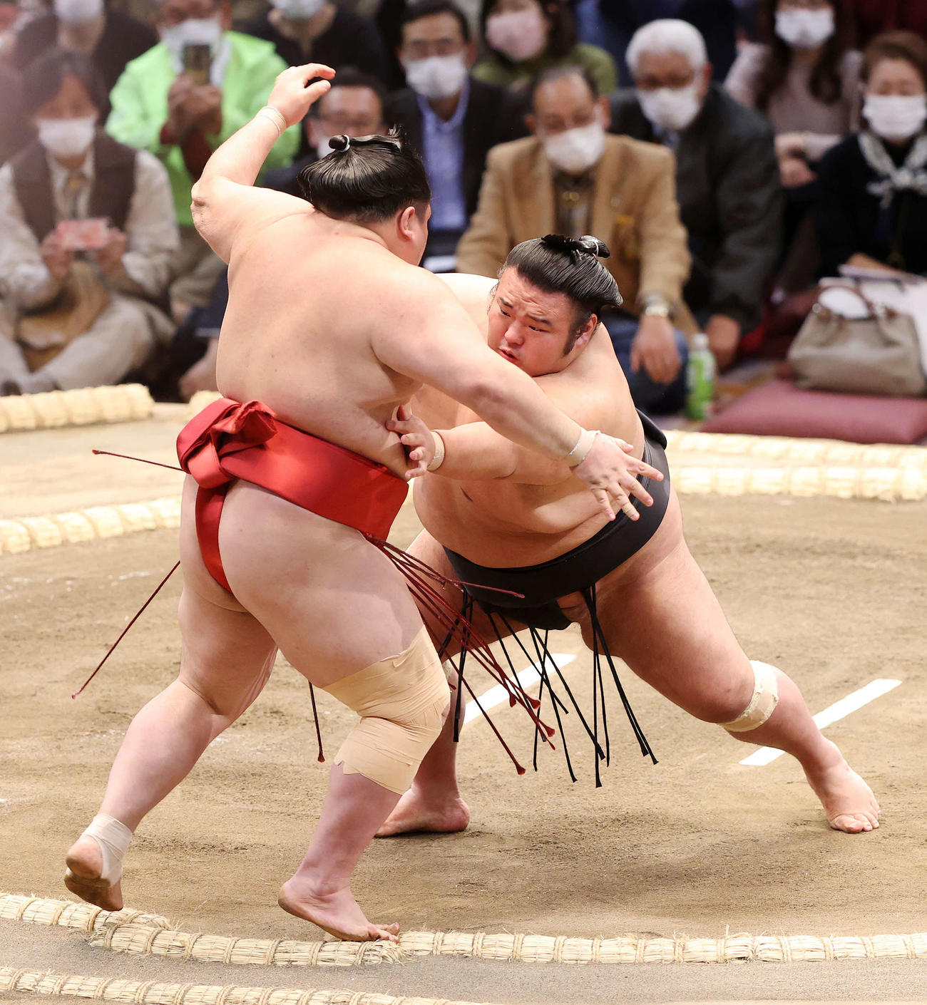 阿武咲（左）を突き出しで破る貴景勝（撮影・鈴木正人）
