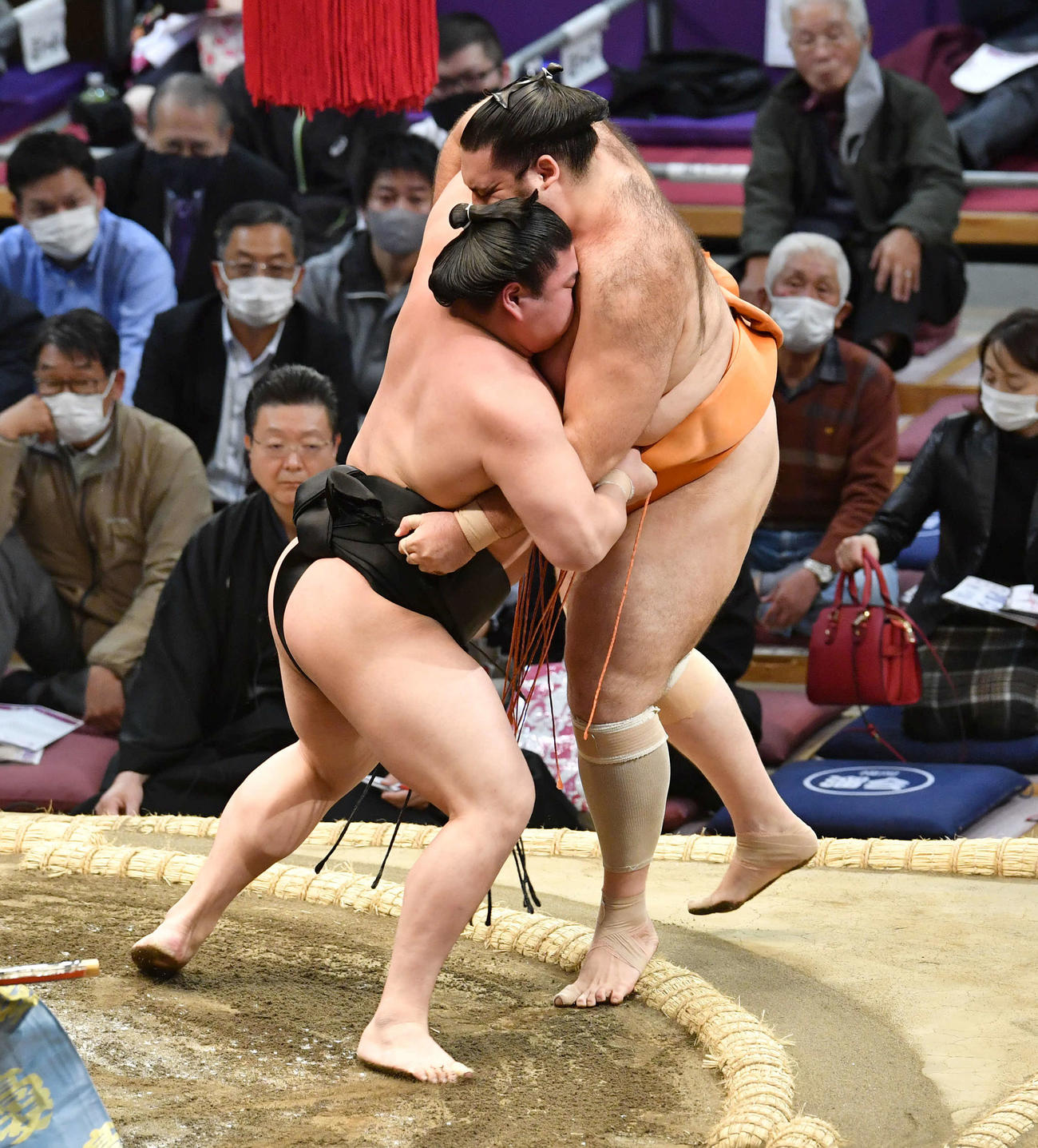 若元春は魁聖（右）を寄り切りで破る（撮影・岩下翔太）