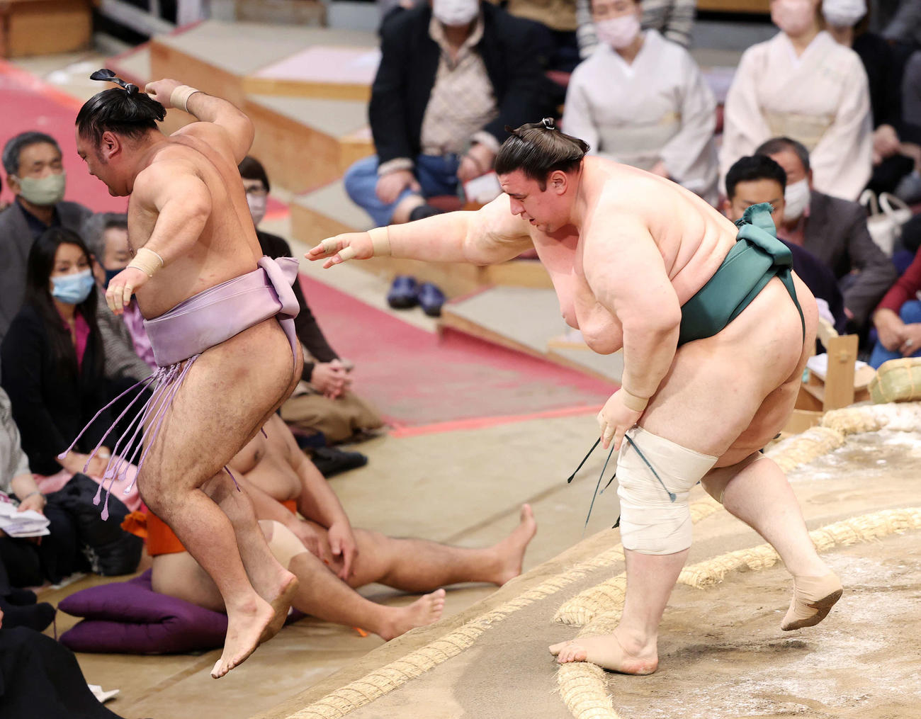 琴恵光（左）を突き出しで破る碧山（撮影・鈴木正人）