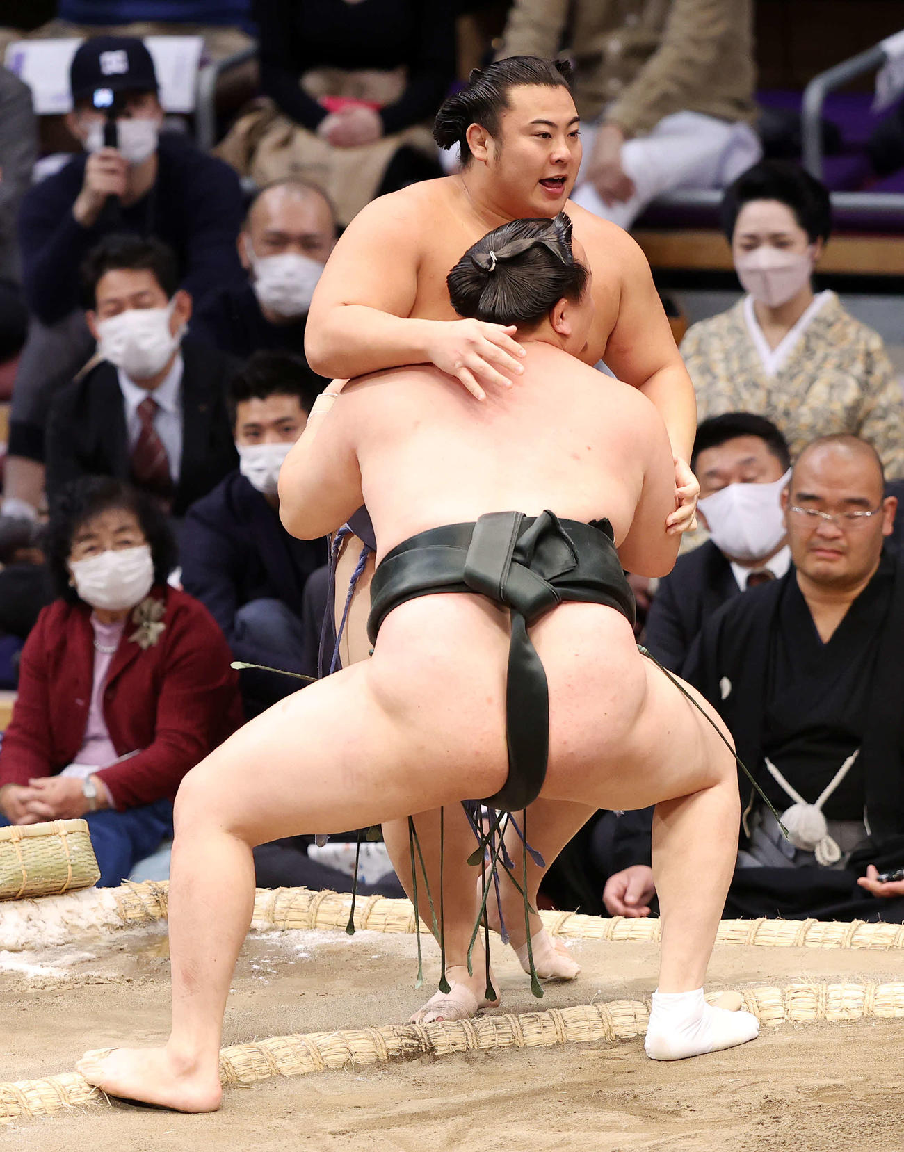 翔猿（後方）を寄り切りで破る千代翔馬（撮影・鈴木正人）