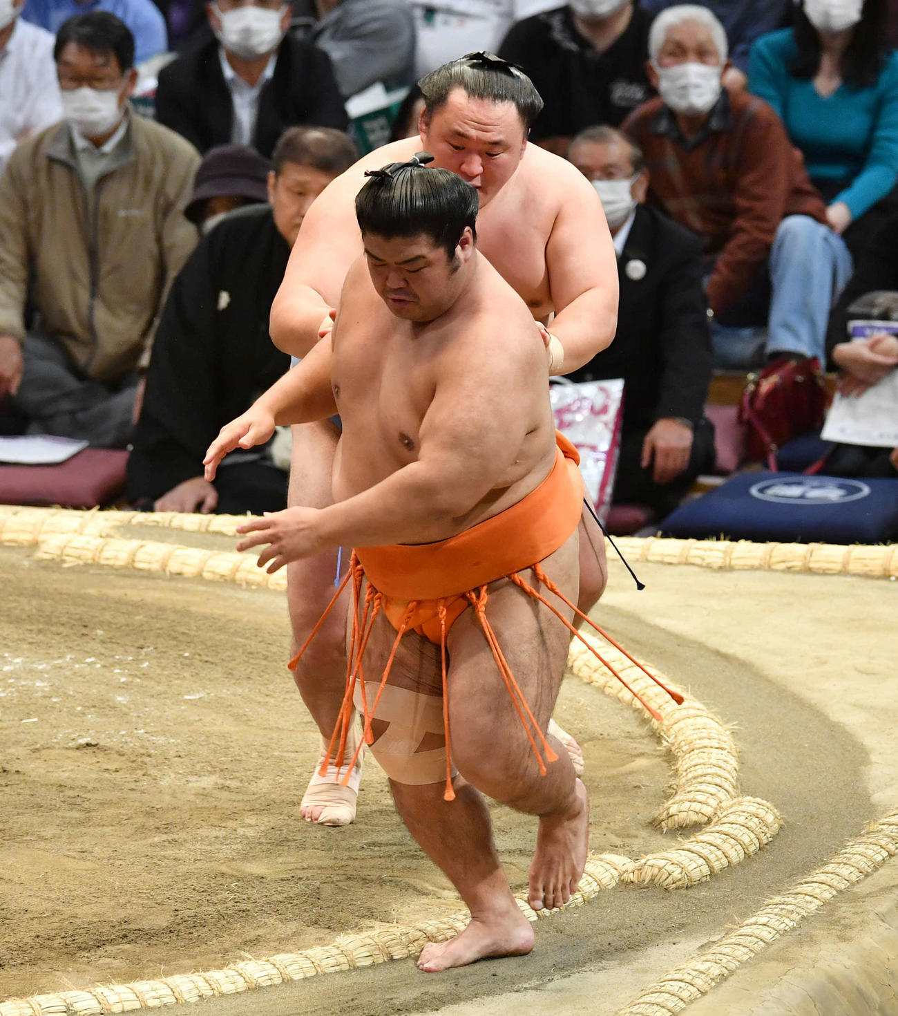 玉鷲は志摩ノ海（手前）を押し出しで破る（撮影・岩下翔太）