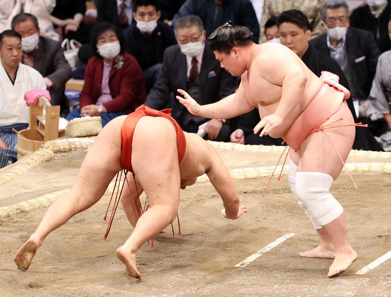 豊昇龍（左）を引き落としで破る宇良（撮影・鈴木正人）