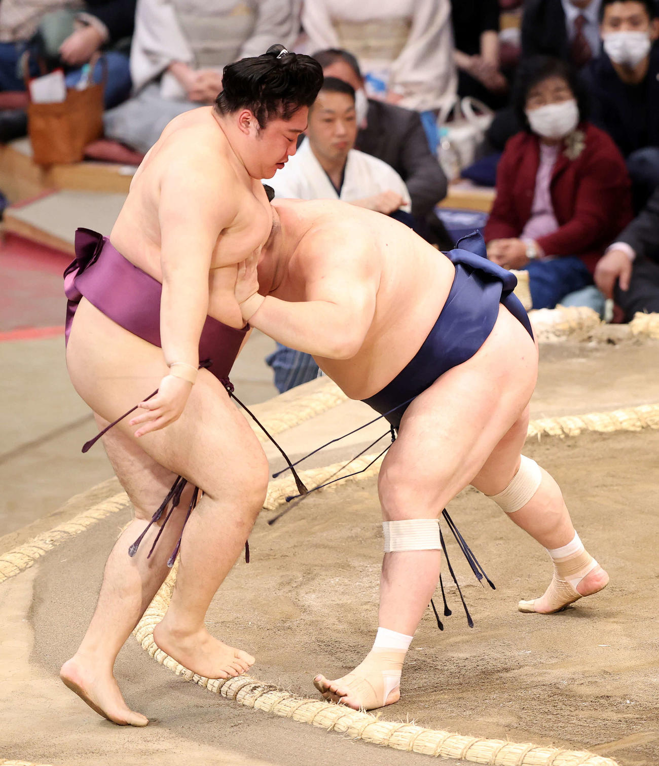 遠藤（左）を押し出しで破る宝富士（撮影・鈴木正人）